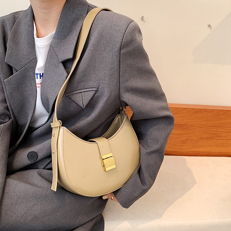 Jaxyn Crossbody-handväska I Läder För Kvinnor - Svart