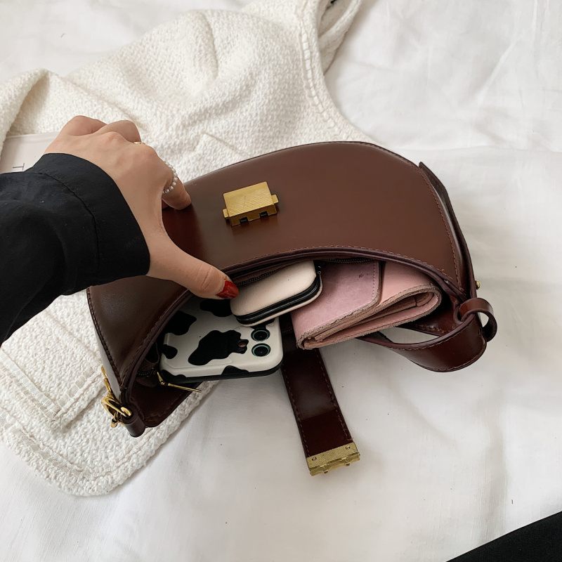 Jaxyn Crossbody-handväska I Läder För Kvinnor - Svart