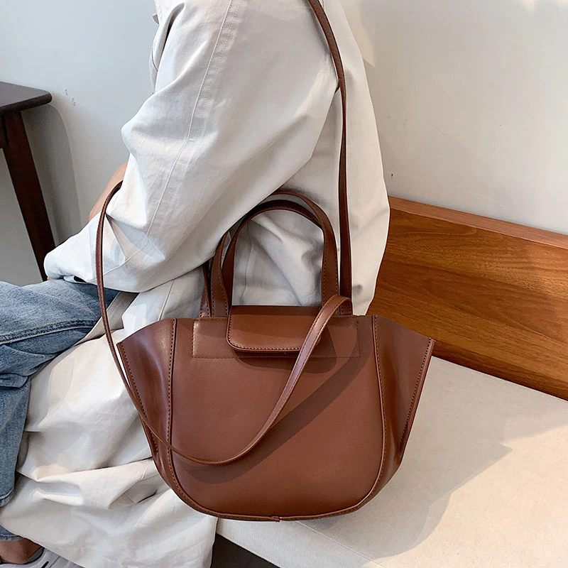 Karoli Dam Short Handle Läder Cross Shoulder Handväska - Svart