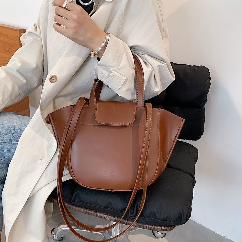 Karoli Dam Short Handle Läder Cross Shoulder Handväska - Svart