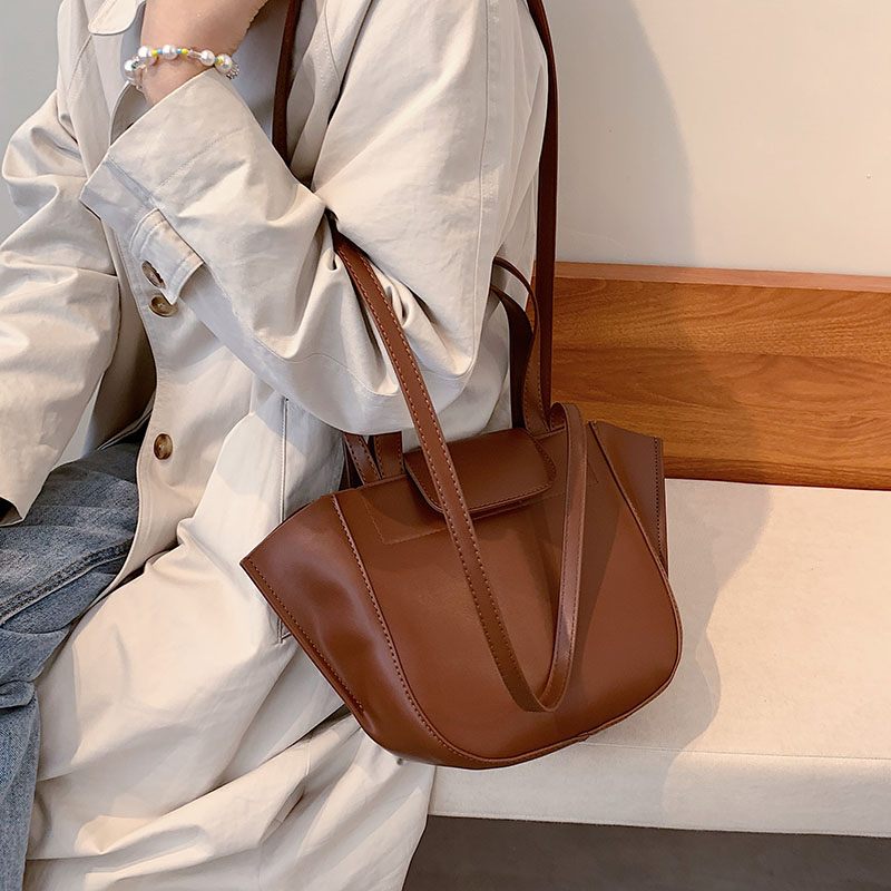 Karoli Dam Short Handle Läder Cross Shoulder Handväska - Svart