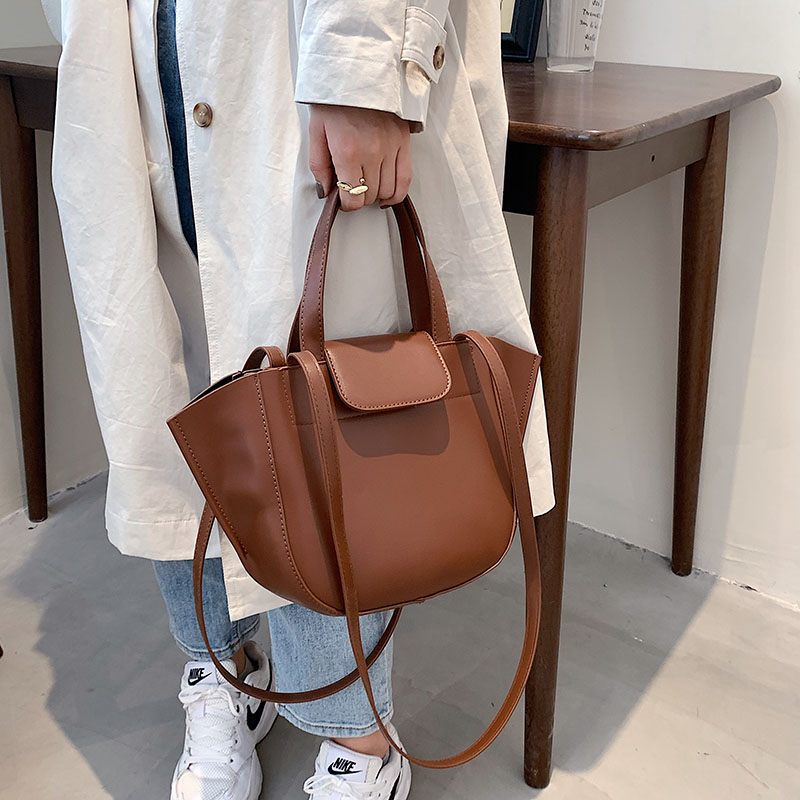 Karoli Dam Short Handle Läder Cross Shoulder Handväska - Svart