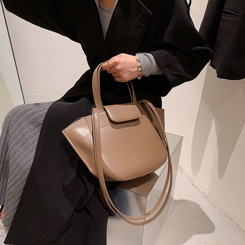 Karoli Dam Short Handle Läder Cross Shoulder Handväska - Svart