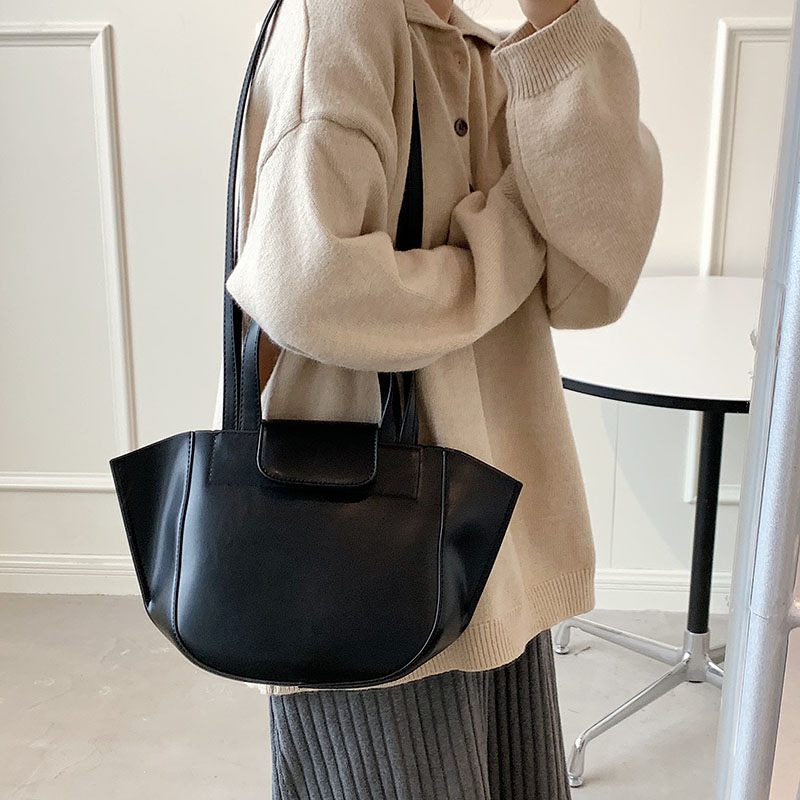 Karoli Dam Short Handle Läder Cross Shoulder Handväska - Svart