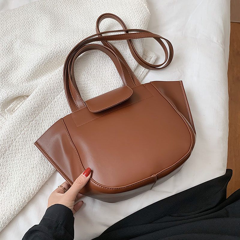 Karoli Dam Short Handle Läder Cross Shoulder Handväska - Svart