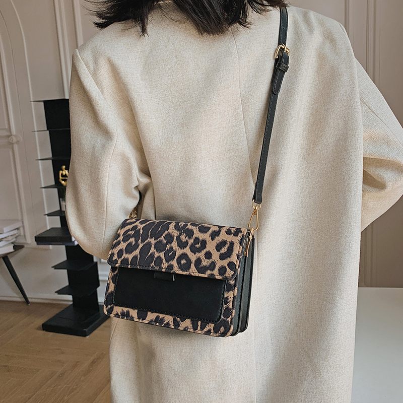 Urrieta Crossbody-handväska I Läder Med Lock För Kvinnor - Brun