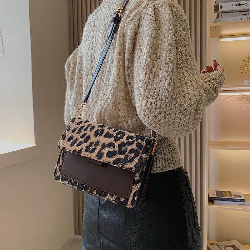 Urrieta Crossbody-handväska I Läder Med Lock För Kvinnor - Brun