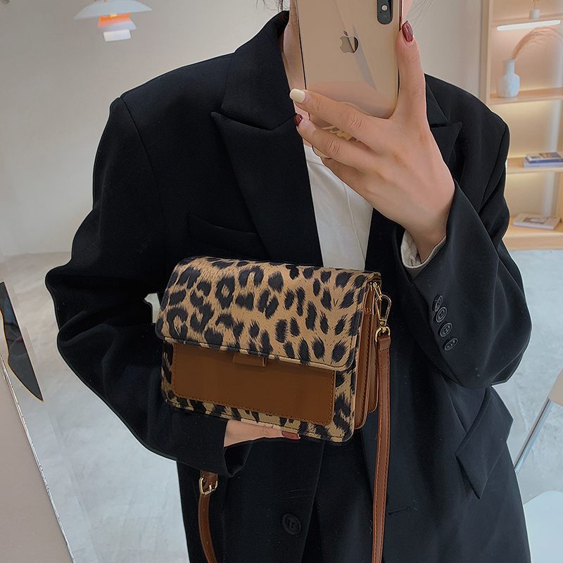 Urrieta Crossbody-handväska I Läder Med Lock För Kvinnor - Brun
