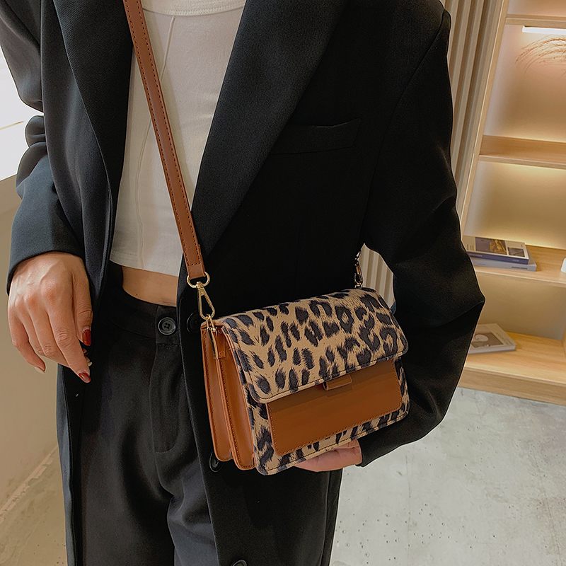 Urrieta Crossbody-handväska I Läder Med Lock För Kvinnor - Brun