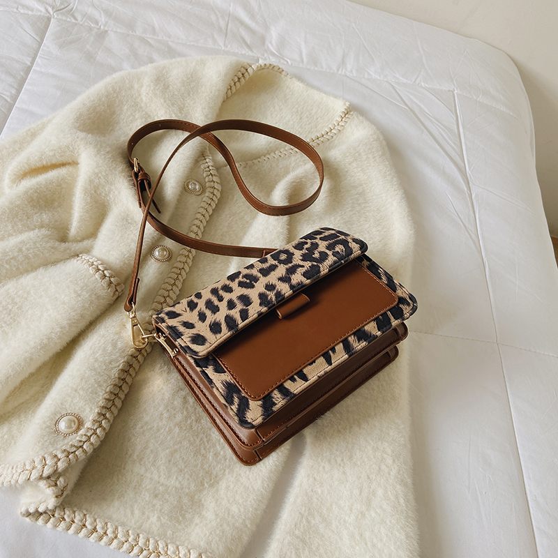 Urrieta Crossbody-handväska I Läder Med Lock För Kvinnor - Brun