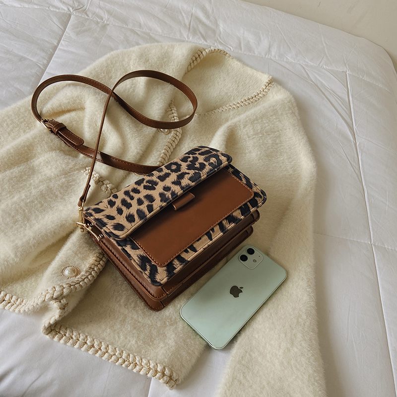 Urrieta Crossbody-handväska I Läder Med Lock För Kvinnor - Brun