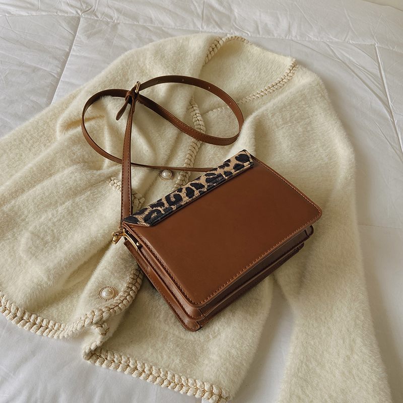 Urrieta Crossbody-handväska I Läder Med Lock För Kvinnor - Brun