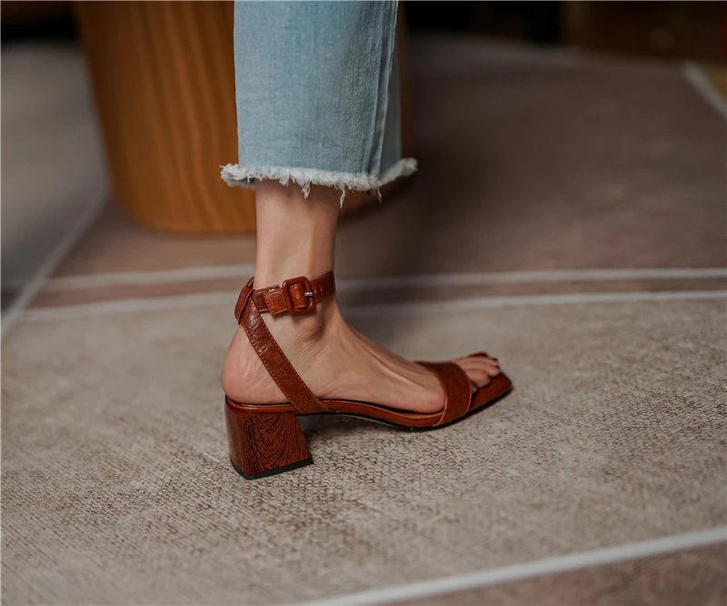 Virginia Sandal Med Metallspänne Och Klack För Kvinnor - Brun